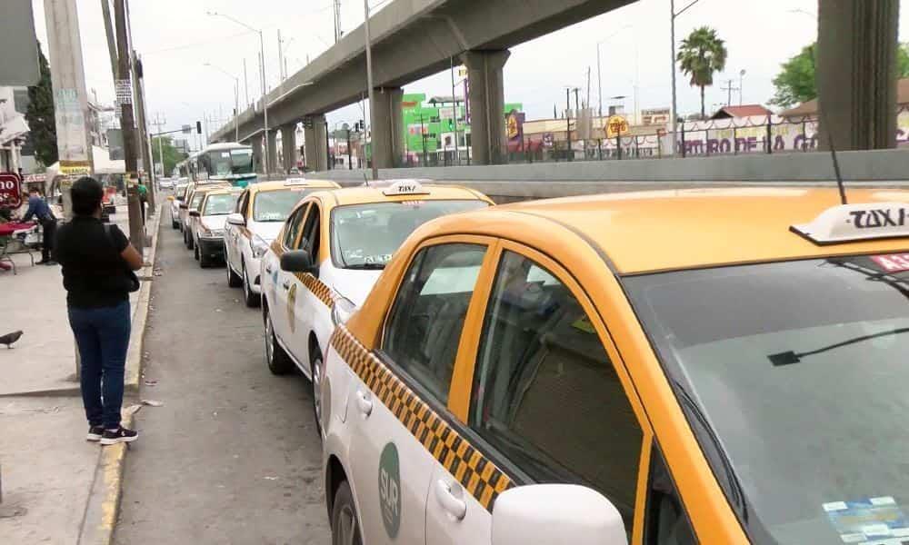 Denuncian abusos de servicios de taxis