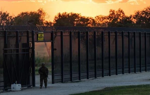 Inaugura Abbott su muro fronterizo en Texas