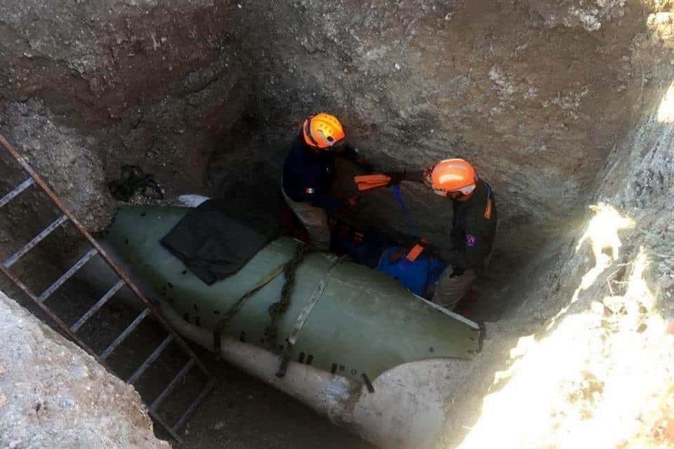 Elementos de Protección Civil de Apodaca, rescataron a un hombre que cayó a una fosa de tres metros