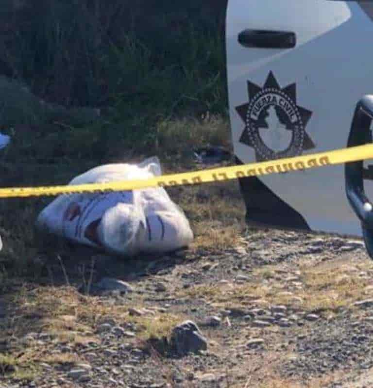 El cadáver de un hombre ejecutado, emplayado, y con un narcomensaje, fue encontrado a un costado de la Carretera Nacional