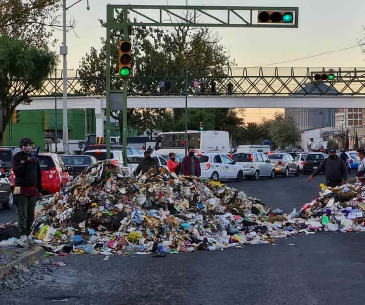 Bloquean empleados calles de Toluca con basura