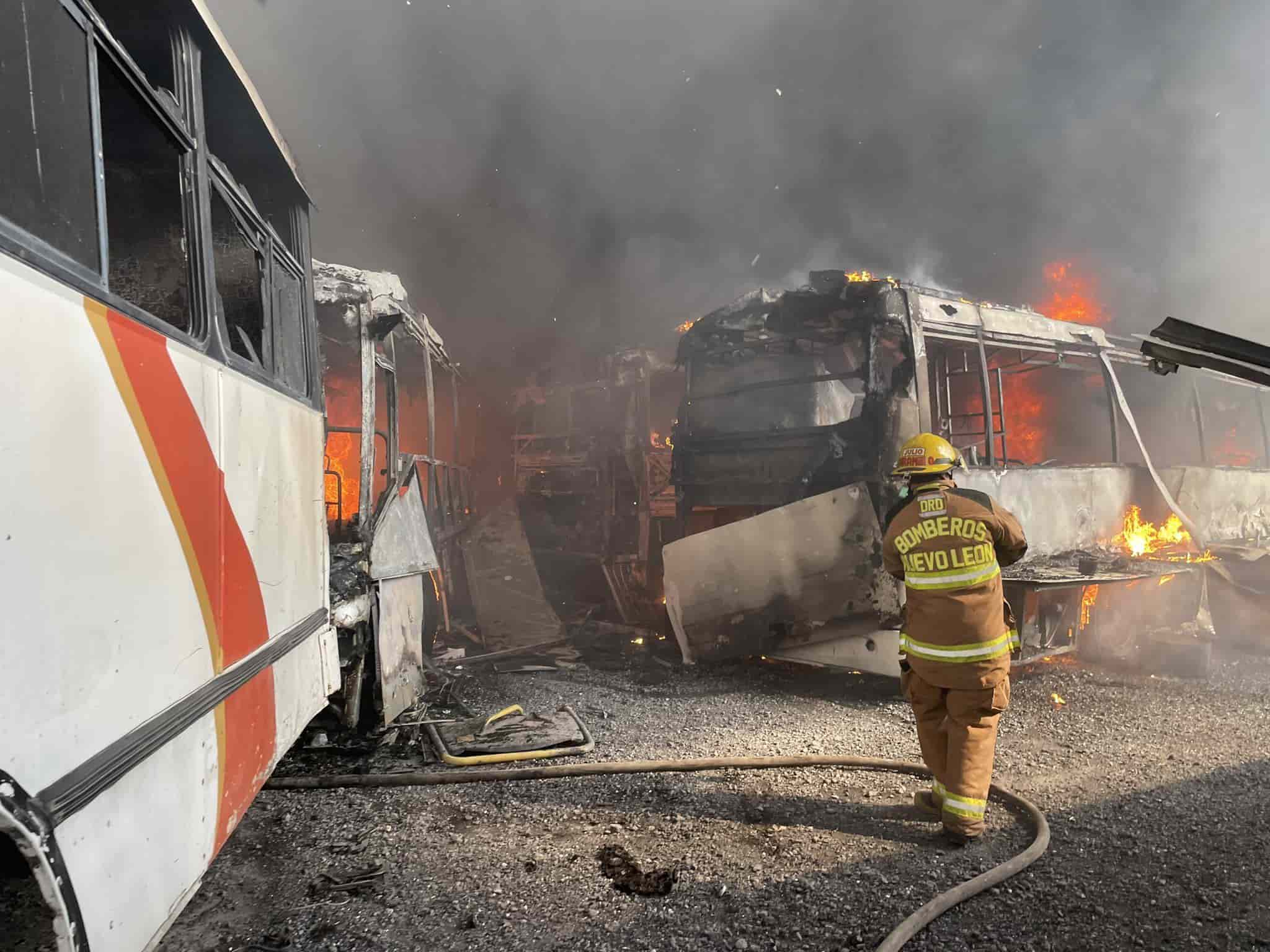 Cuatro camiones de una empresa especializada en transporte de personal, quedaron totalmente destruidos, al ser devorados por el fuego