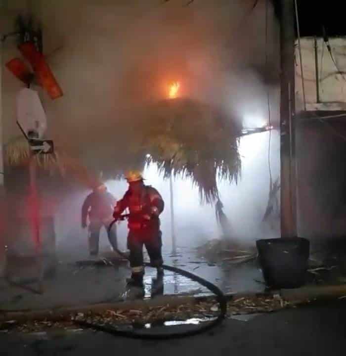 El techo de palma de un restaurante de mariscos fue consumido por un incendio