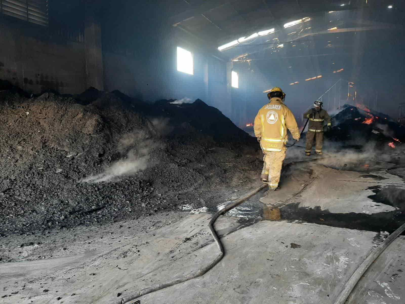 Reportan incendio de una bodega donde se almacenaba carbón y madera en Santa Catarina