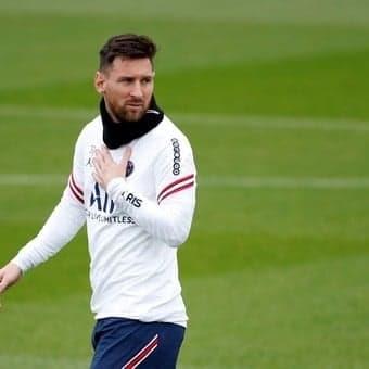 Está Messi en práctica de PSG; supera Covid-19