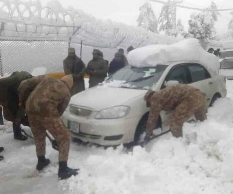 Mueren 21 atrapados en sus autos tras tormenta de nieve