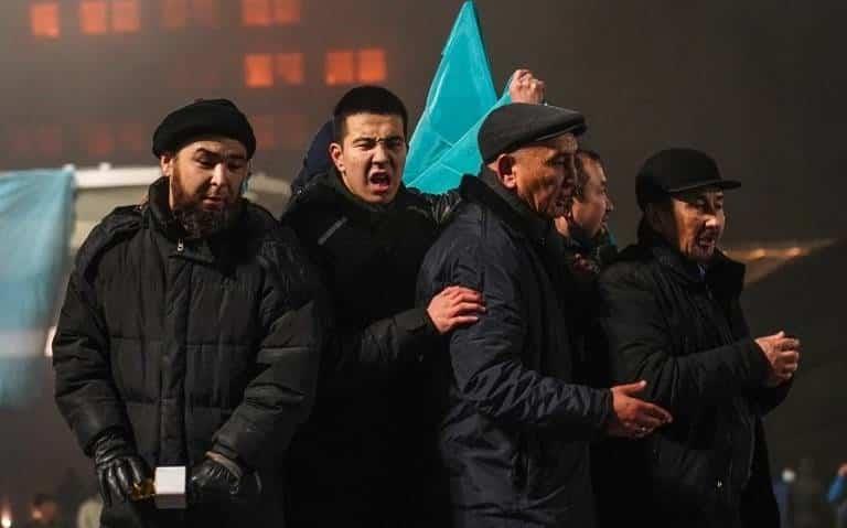 Mueren más de 160 por disturbios en Kazajistán