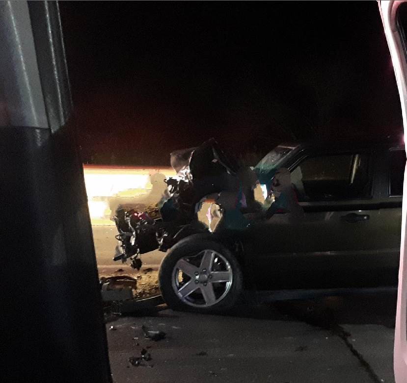 Dos personas que viajaban en un automóvil sedan, terminaron con diversas lesiones, al estrellarse contra la plataforma de un tráiler