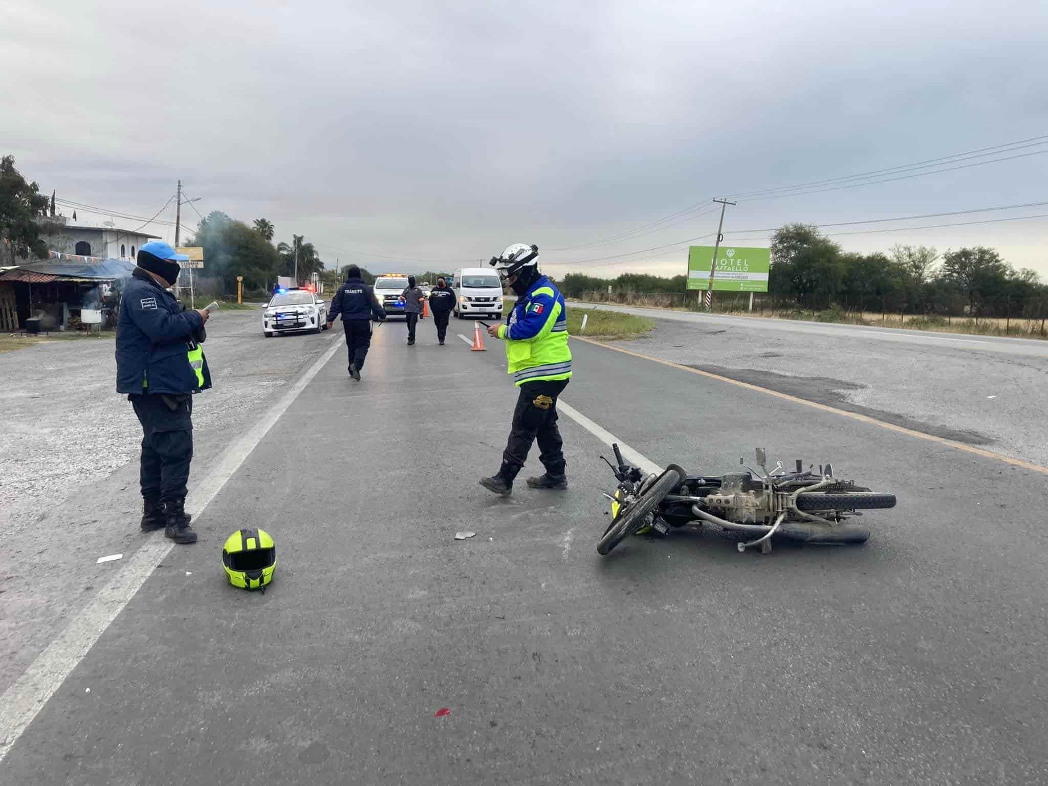 Un motociclista terminó con lesiones de consideración, después de estrellarse por alcance contra una camioneta
