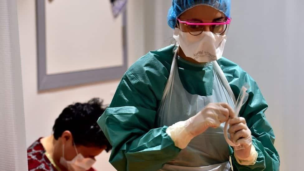 Compensará España a médicos por falta de equipos Covid