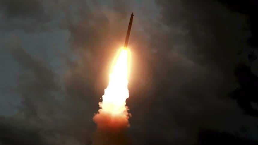 Corea del Norte realiza tercer ensayo de misiles