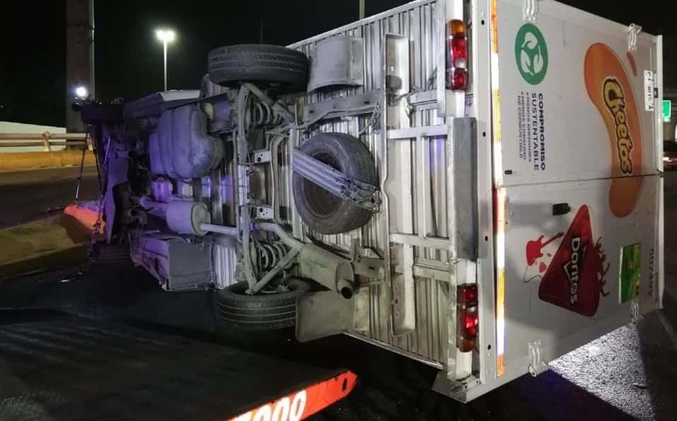 Vuelca camión cargado de botana en Monterrey
