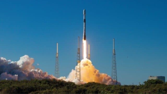 SpaceX lanza al espacio un grupo de 49 satélites Starlink