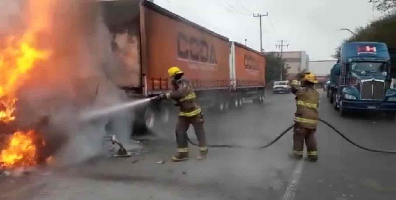 Bomberos Nuevo León, se movilizaron al interior de un parque industrial del municipio de Apodaca, al reportarse el incendio de un tráiler