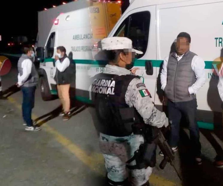 Detienen ambulancia apócrifa del IMSS con 14 migrantes