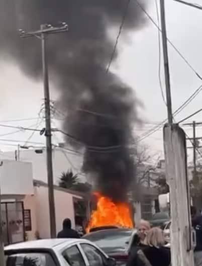 Arde auto en Apodaca