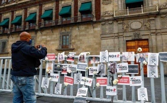 Somos prensa, no disparen: piden afuera de Palacio Nacional