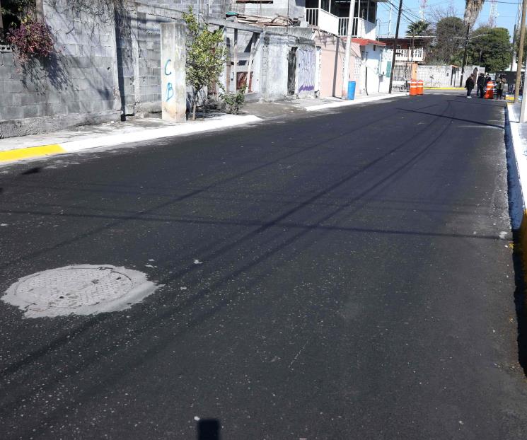 Rehabilitan calle en colonia Azteca de SN