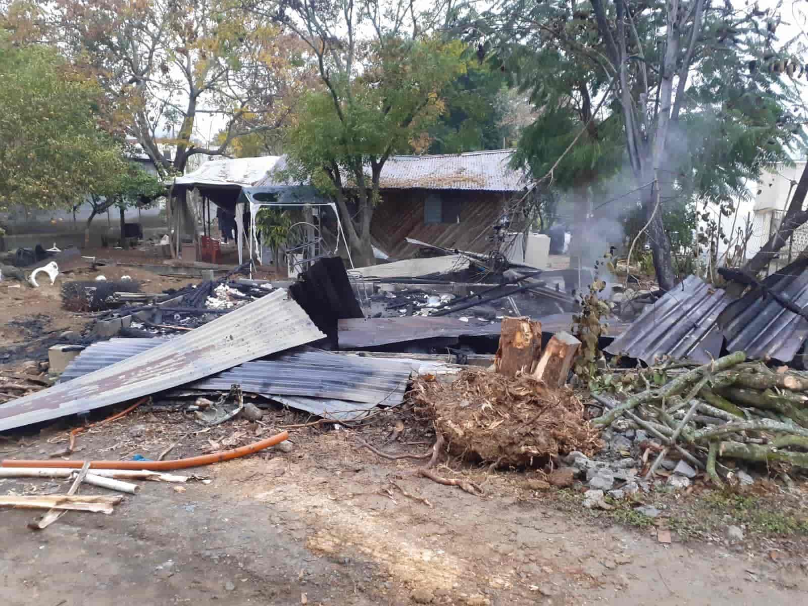 Reportaron el incendio de una vivienda de madera en Santiago