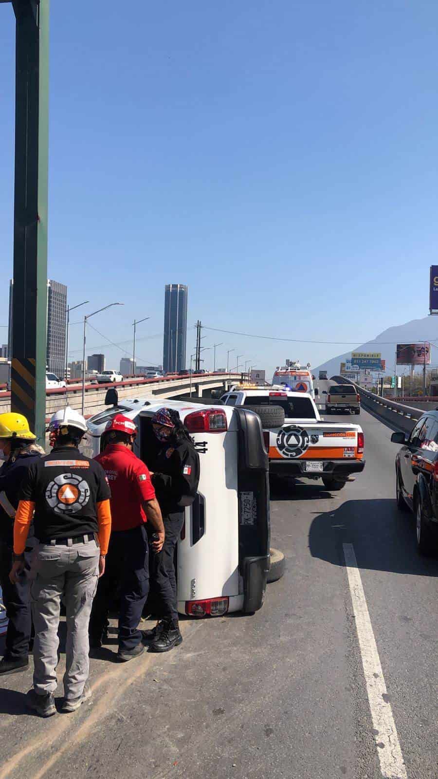 La volcadura de una camioneta dejó la tarde de ayer e a dos personas lesionadas