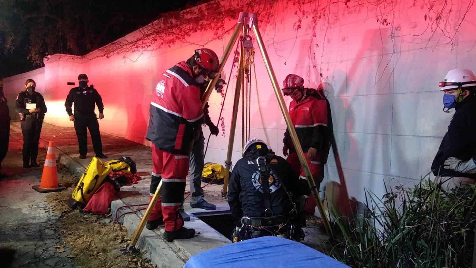 Luego de caer a una alcantarilla e al menos dos metros, un hombre de la tercera edad resultó con diversas lesiones