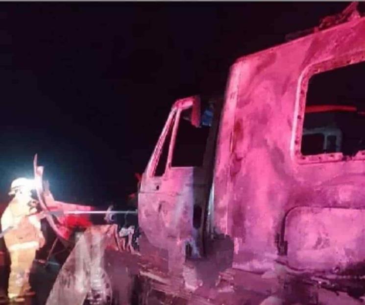 Se incendia tráiler en la Carretera Monterrey-Laredo