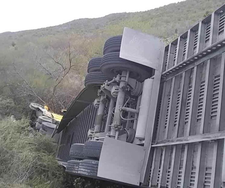 Vuelca tráiler en Ciénega de Flores