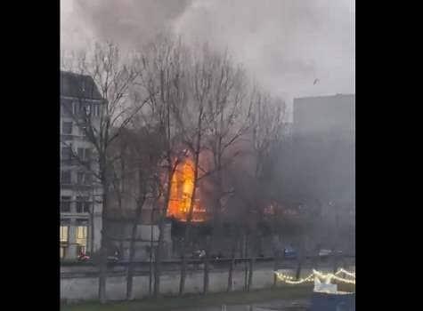 Estalla incendio cerca del Museo de Orsay en París