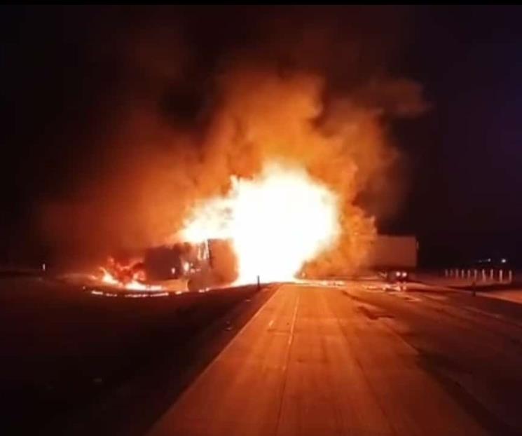 Chocan y se incendian tráileres en carretera