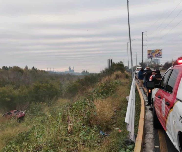 Vuelca y cae al Río Santa Catarina