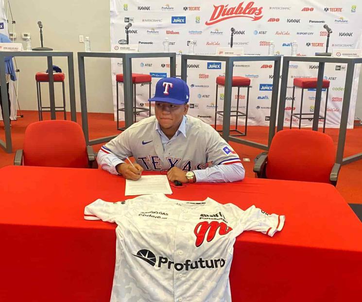 Firma pitcher mexicano con los Rangers