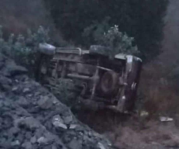 Cae camioneta en barranco en Galeana