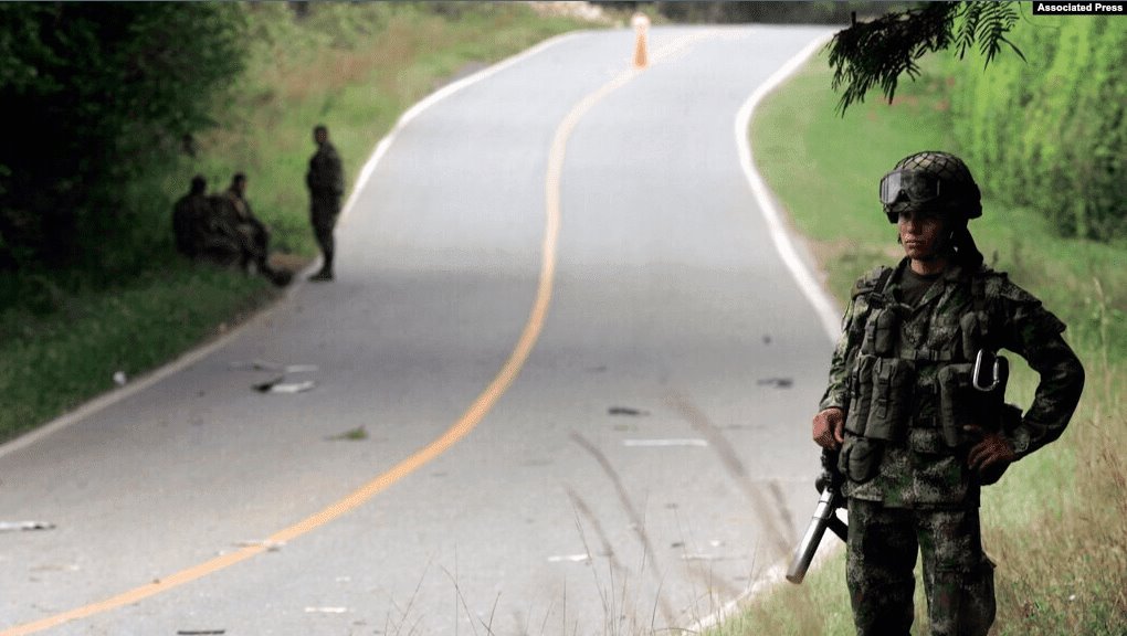 Atacan base militar en Colombia, hay un muerto