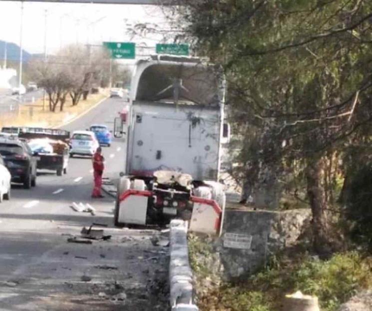 Se impacta tráiler con camellón en Carretera Nacional