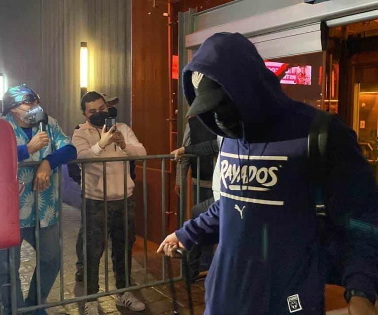 Llegan Rayados en silencio; fan les insulta