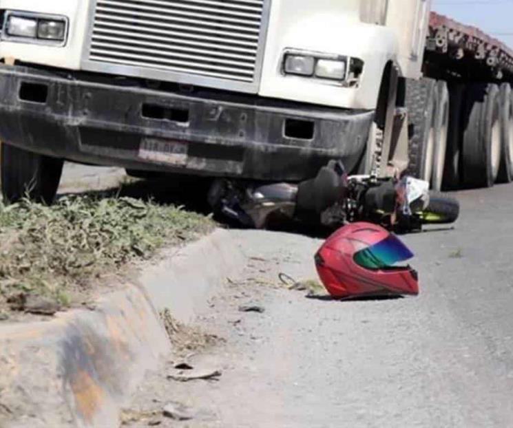 Choca motocicleta con tráiler y muere mujer