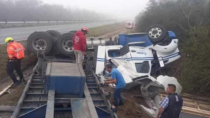 Se vuelca tráiler en Montemorelos