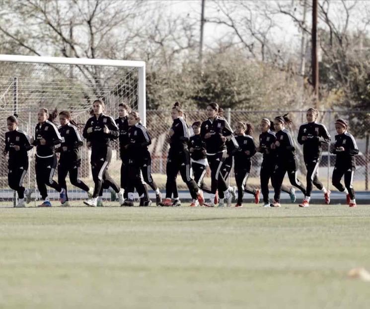 Entrenan felinas pese a fecha FIFA