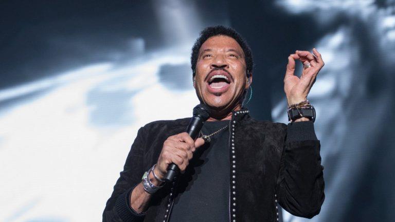 Confiesa Lionel Richie que estuvo cerca de perder la voz