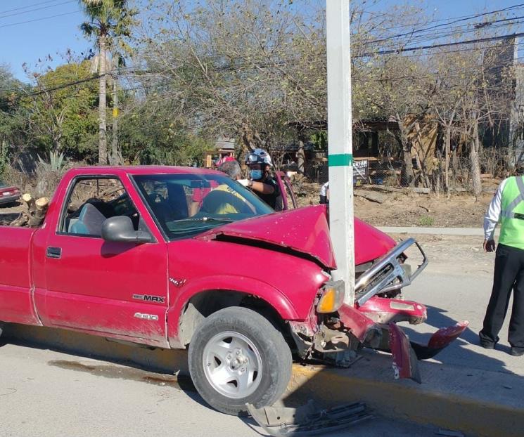 Estrella camioneta contra poste