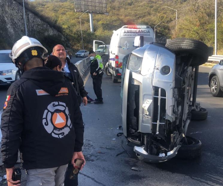 Vuelca camioneta en Bulevar Rogelio Cantú