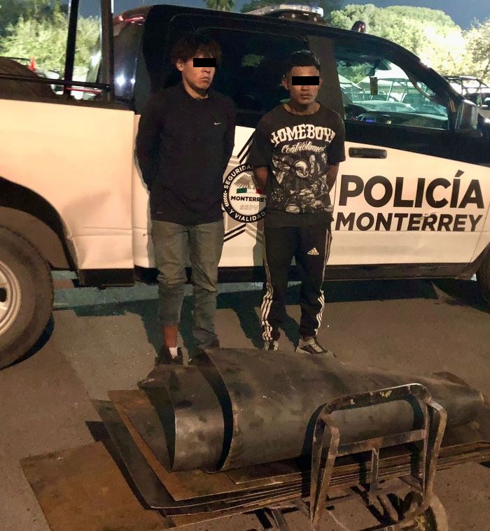 Detenido cuando llevaban 13 placas de acero que habían bajado de los vagones del tren