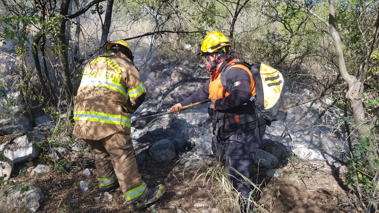 Una intensa movilización de los puestos de socorro se reportó en el Cerro del Topo Chico, al reportarse un incendio forestal