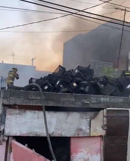 Se incendia negocio especializado en la compra-venta de plásticos y otros materiales