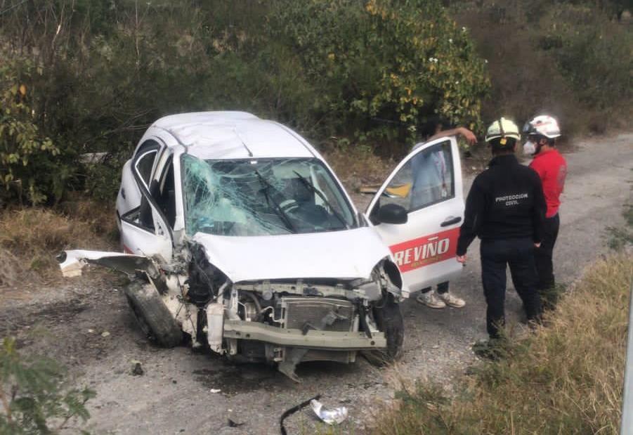 Empleado resulta lesionado tras impactar carro contra poste