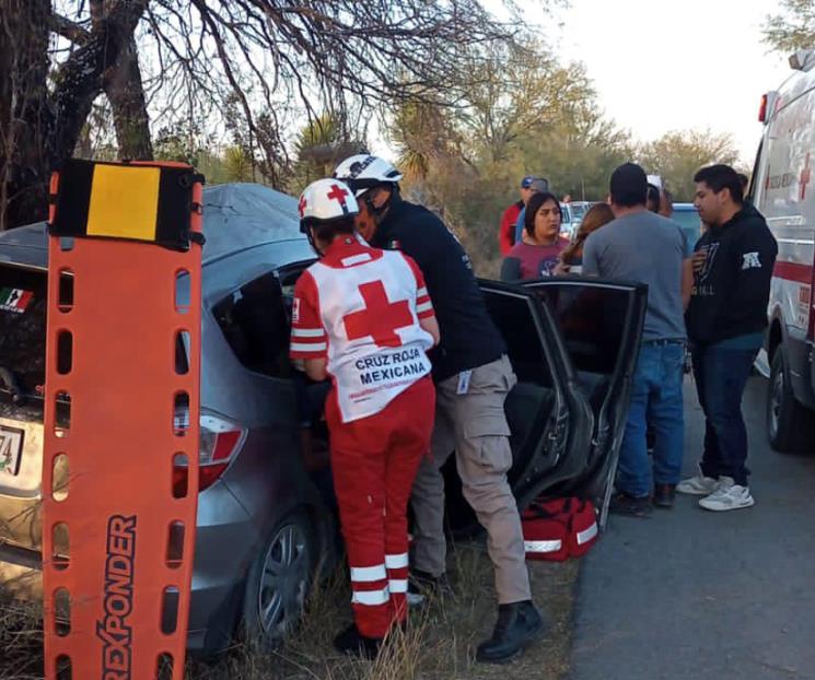 Choque contra árbol deja saldo de dos lesionados