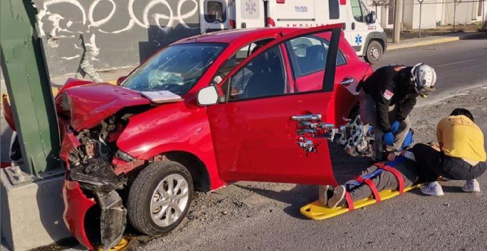 Mujer resulta lesionada tras chocar en Apodaca