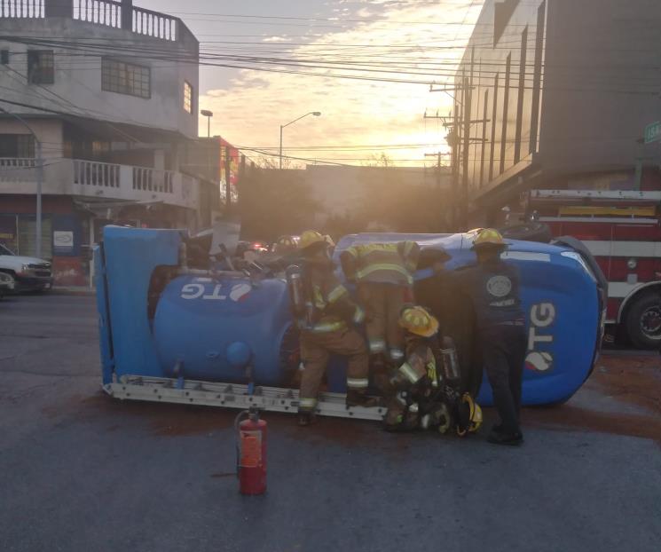 Volcadura deja cuatro lesionados en Monterrey