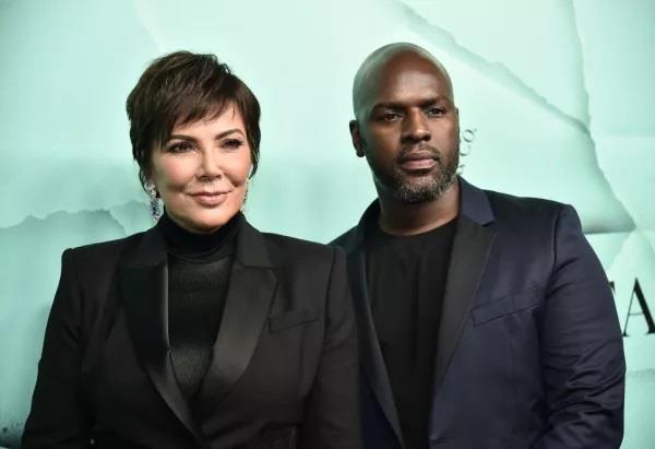 Asegura Kanye West que el novio de Kris Jenner, le es infiel