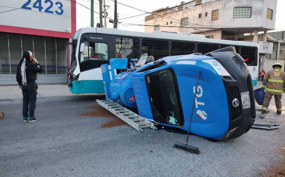 Un camión urbano chocó contra una pipa repartidora de gas y la volcó